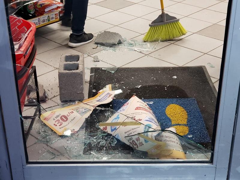 Da cristalazo a tienda de conveniencia para robar el mostrador con celulares y botellas de vino