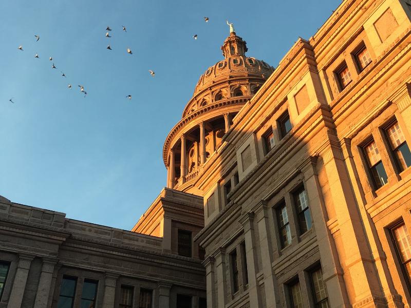 Descarta Gobernador de Texas cerrar el estado por incremento de brotes de COVID-19