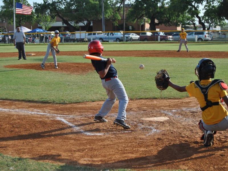 Eagle Pass recibir&aacute; 50 mil d&oacute;lares de la Liga Mundial de B&eacute;isbol para mantenimiento de campos deportivos