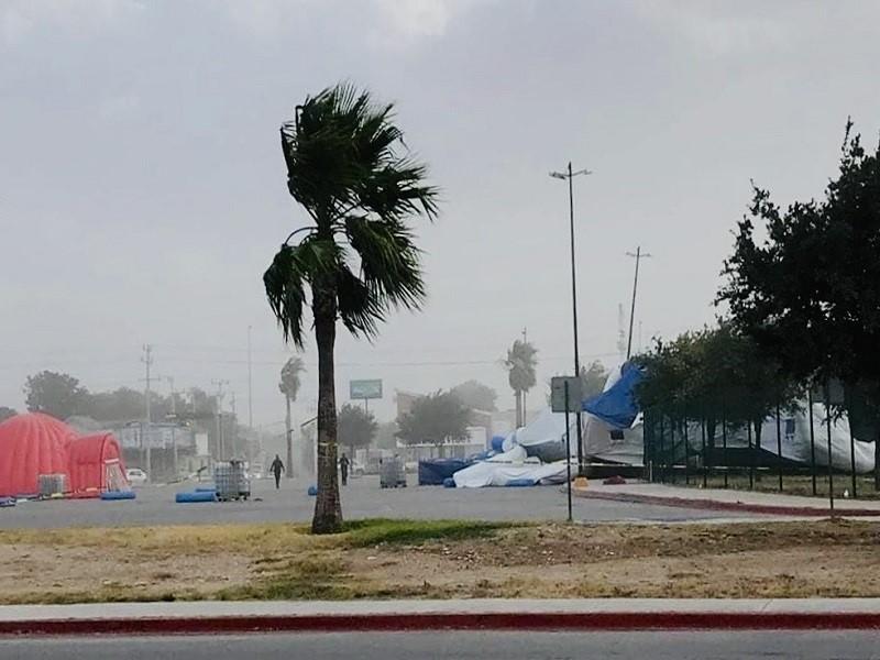 Fuertes vientos derriban hospital móvil en Acuña (VIDEO)