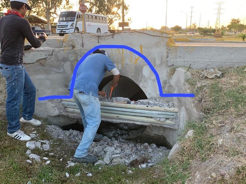 Fibra &oacute;ptica de Telmex obstruye el flujo de agua en arroyo del Libramiento P&eacute;rez Trevi&ntilde;o