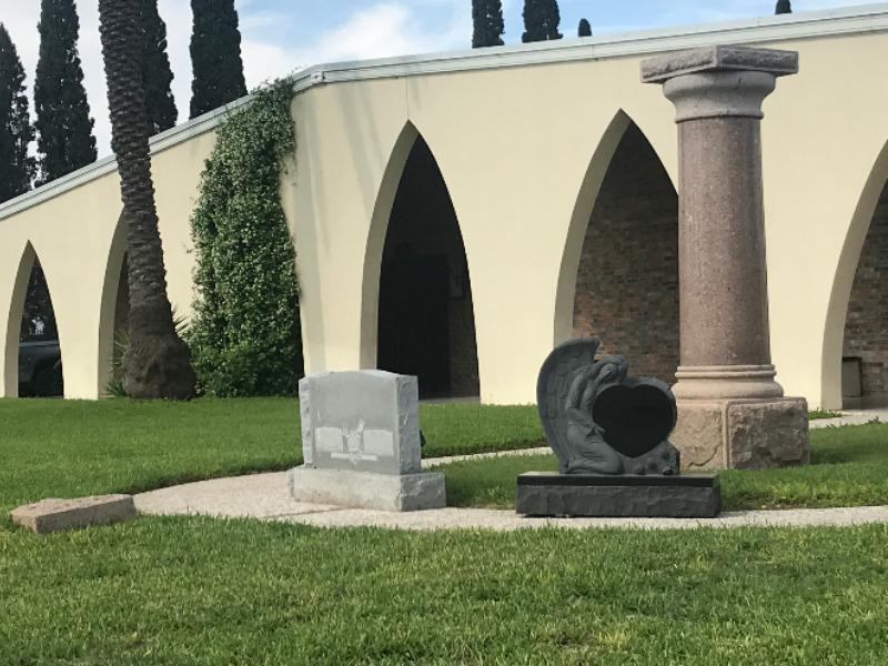 Duran 4 horas los funerales en Eagle Pass, cuerpos se depositan en cajas selladas (video)