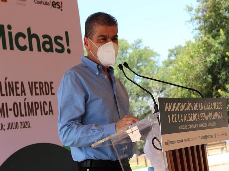 Gobernador entrega parque lineal y alberca semiolímpica en Múzquiz