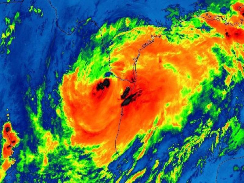 Se degrada Hanna a tormenta tropical sobre el sur de Texas, cerca de Tamaulipas
