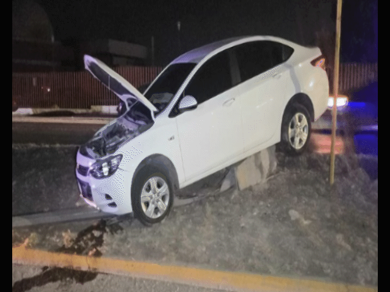 Abandonan vehículo tras derribar una luminaria en bulevar de Piedras Negras