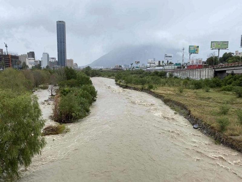 Rebasa su capacidad el río Santa Catarina tras lluvias por Hanna (video)