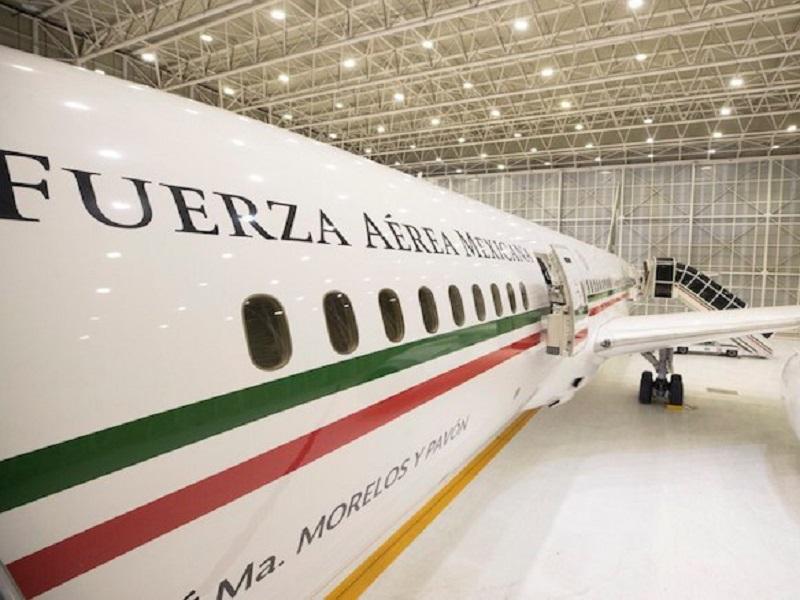 Exhibe AMLO derroche de recursos de EPN, muestra interiores de avi&oacute;n presidencial  