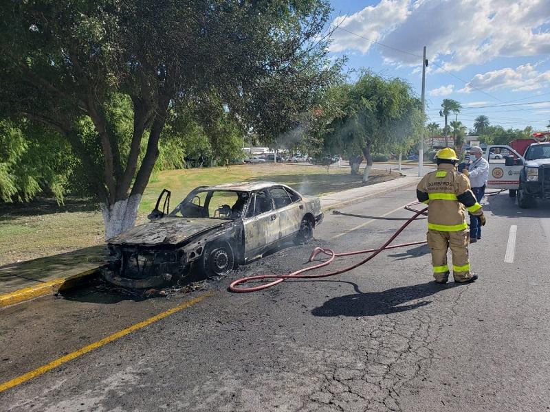 Voraz incendio consume un vehículo en avenida de Piedras Negras