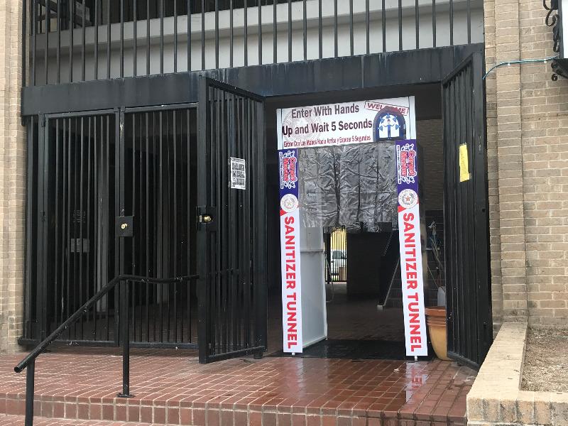 Instalan t&uacute;nel sanitizante para ingresar a la Casa de Corte del Condado de Maverick (video)