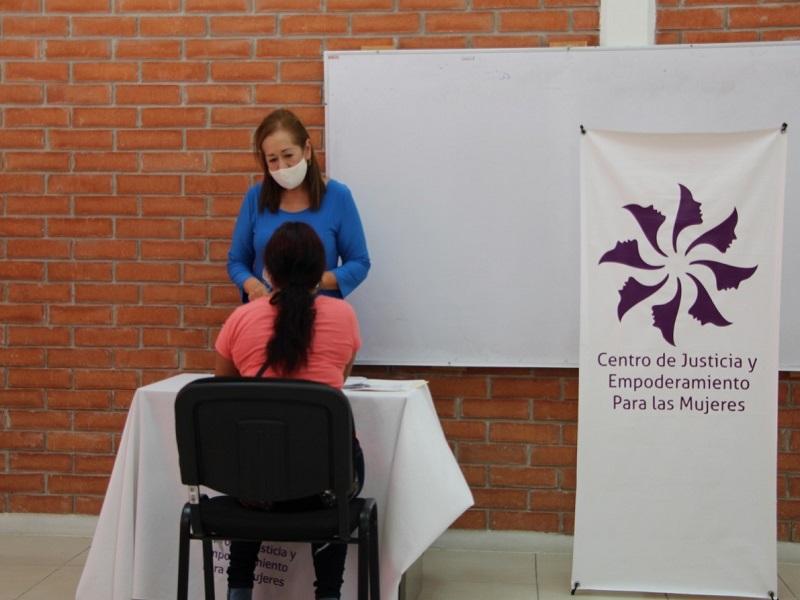 Entregan pensiones de alimentos del consulado de México en Texas a mujeres de Acuña