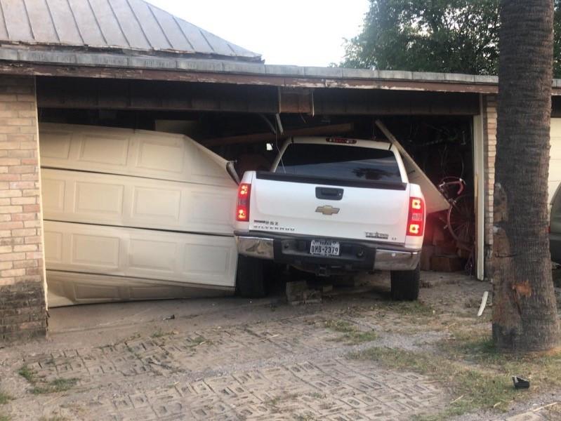 Conductor causó destrozos en casa histórica del centro de Eagle Pass, intentó escapar, pero fue detenido