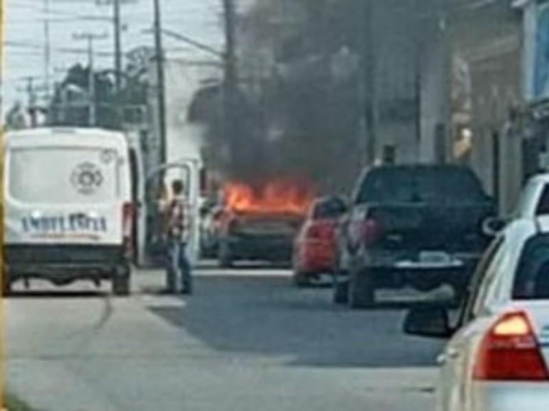 Incendio de vehículo provoca movilización policiaca en Allende