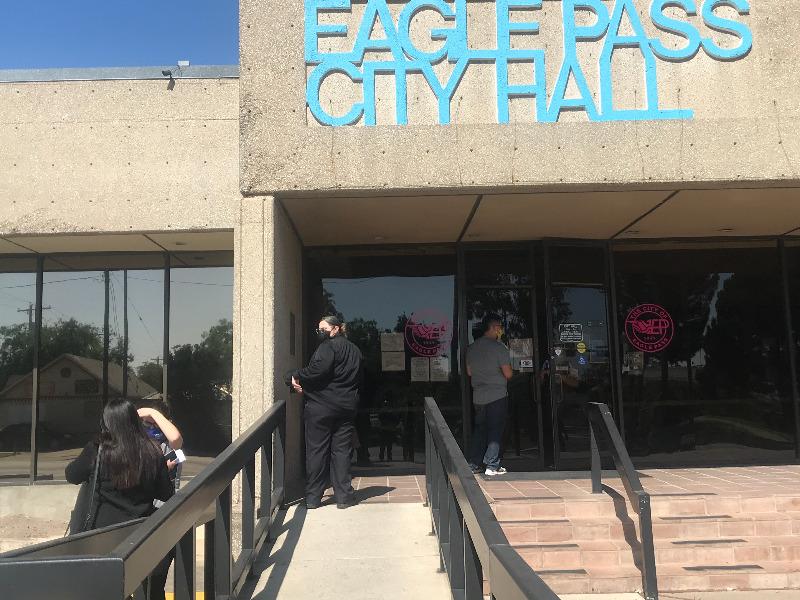 Regresaron a trabajar los empleados de la ciudad de Eagle Pass suspendidos por la pandema (video)