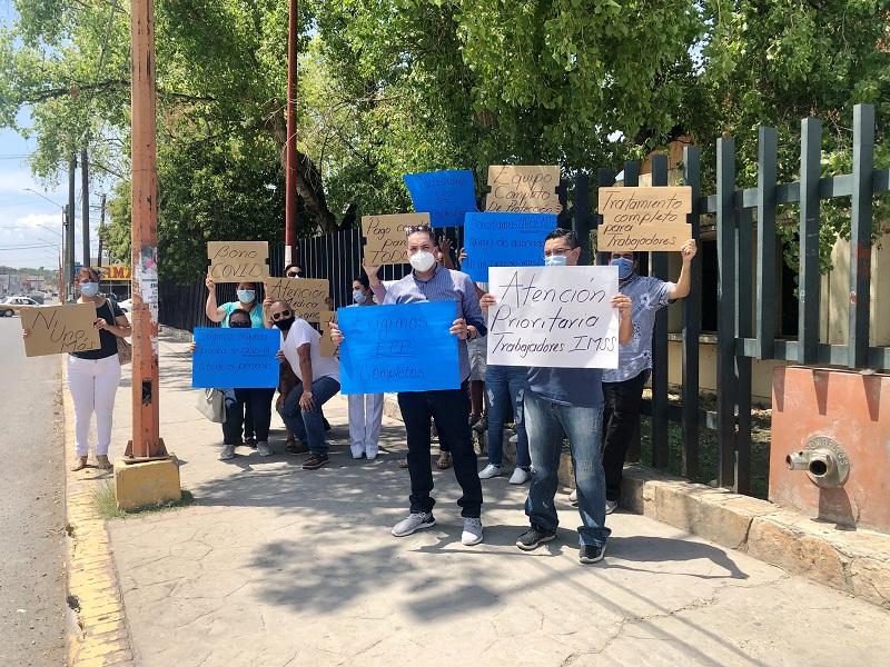 Vuelven a las calles trabajadores del IMSS en Acuña, exigen equipo de protección