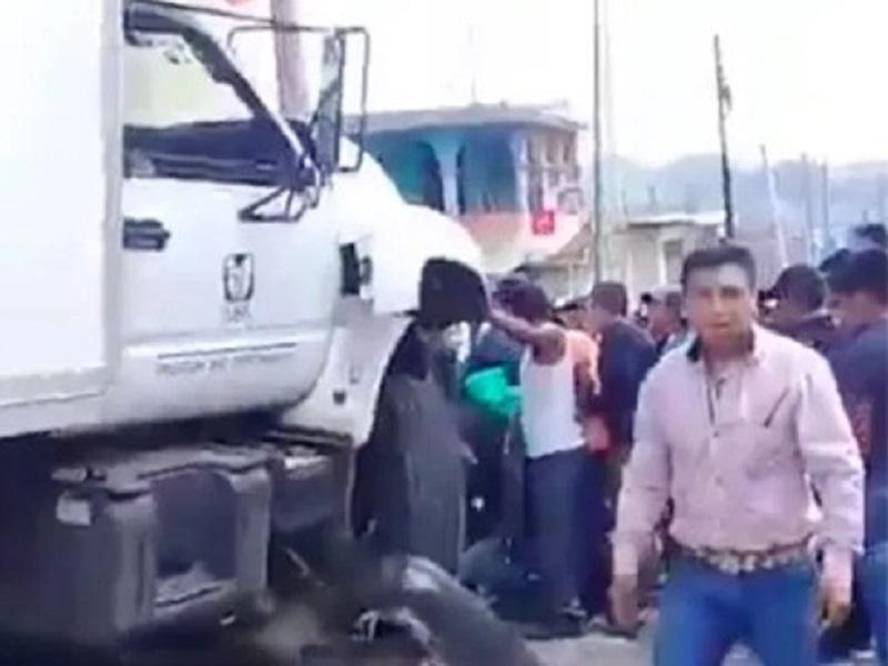 Camión del IMSS embiste a varios vehículos y deja 3 muertos y ocho heridos