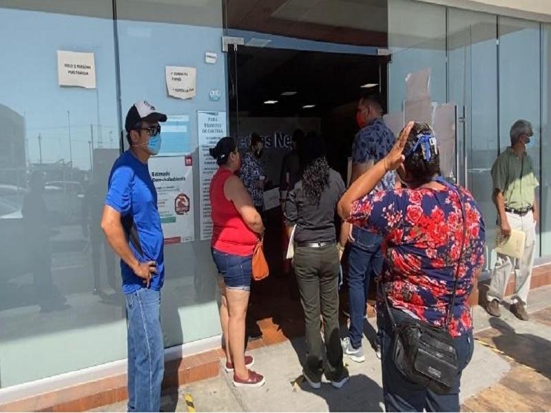 Se quejan usuarios por lentitud de atenci&oacute;n en INFONAVIT, s&oacute;lo trabajan con 2 empleados en Piedras Negras (video)