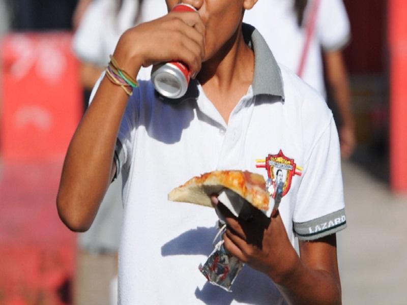 Oaxaca proh&iacute;be venta directa de bebidas azucaradas y chatarra a menores 