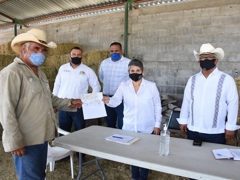 Entrega Coahuila apoyos econ&oacute;micos en regi&oacute;n centro del programa Recr&iacute;a