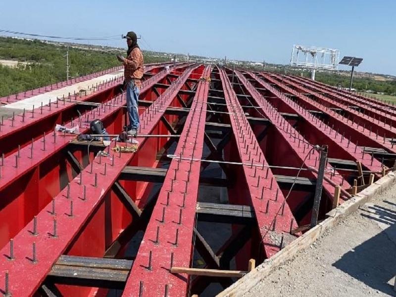 Avanza instalación de varilla para colado de concreto del puente sobre vías del bulevar República (video)