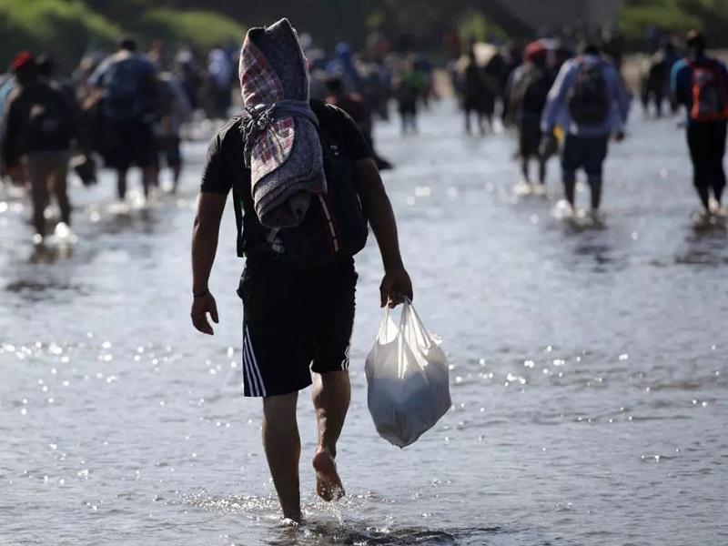 Continúan llegando migrantes a Piedras Negras para intentar cruzar a EU