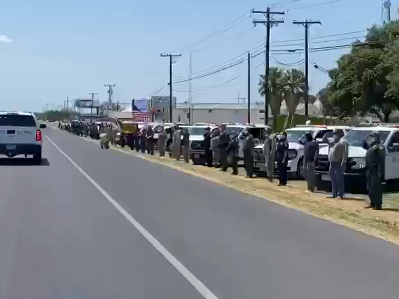Despiden con guardia de honor a oficial de la Patrulla Fronteriza que murió por COVID-19 en Del Río (video)