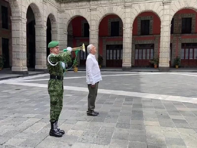 Desde Palacio Nacional AMLO rinde homenaje a las v&iacute;ctimas del COVID-19; hay presupuesto para enfrentarlo, asegura (video)