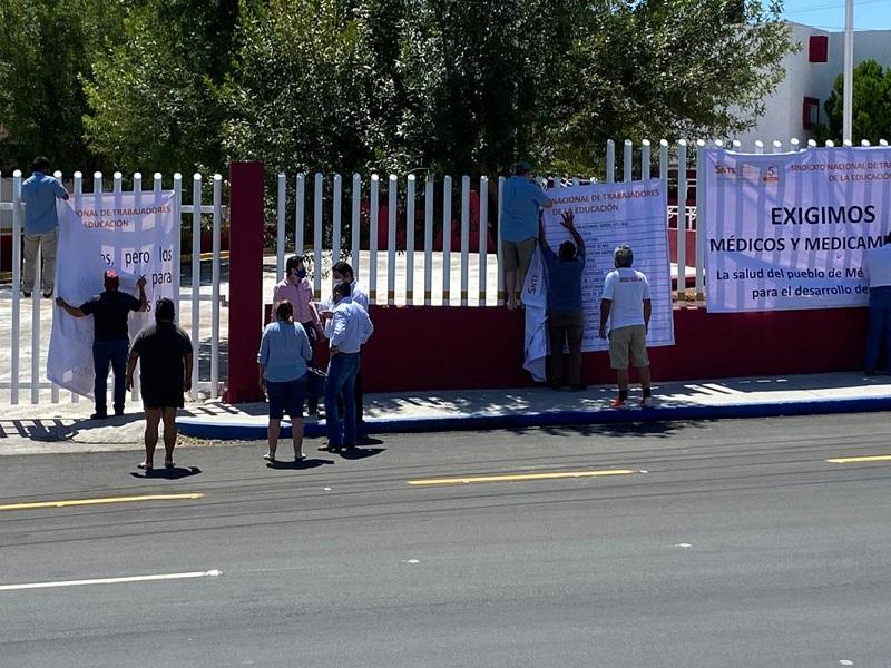 Coloca SNTE mantas en cl&iacute;nica del ISSSTE de Piedras Negras, exigen medicamentos y m&eacute;dicos para agremiados (video)
