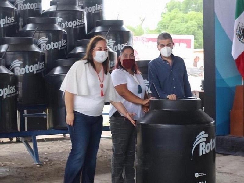 Reparte municipio de Zaragoza tinacos en colonias con falta de agua (video)