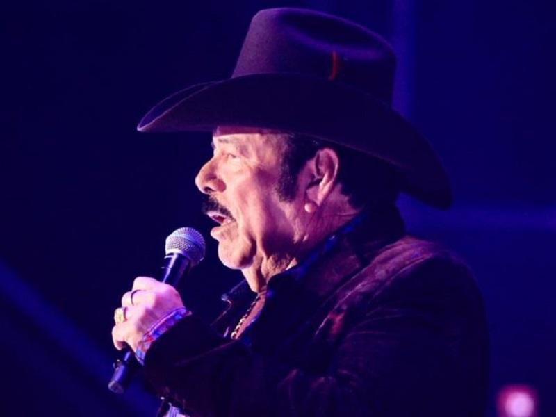 Hospitalizan por COVID-19 al cantante de m&uacute;sica norte&ntilde;a, Lalo Mora
