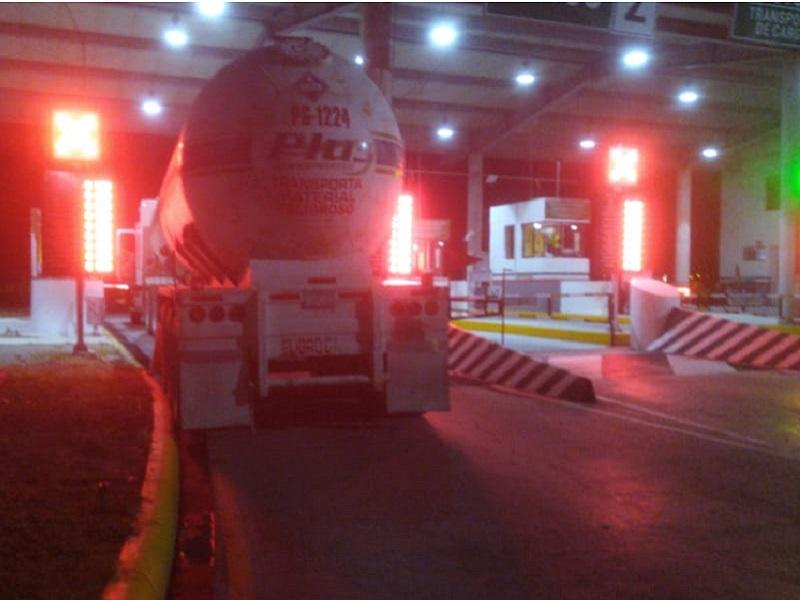 Polic&iacute;as Federal y Municipal investigar&aacute;n caso de trailero intoxicado que intent&oacute; cruzar a EU a bordo de una pipa (video)