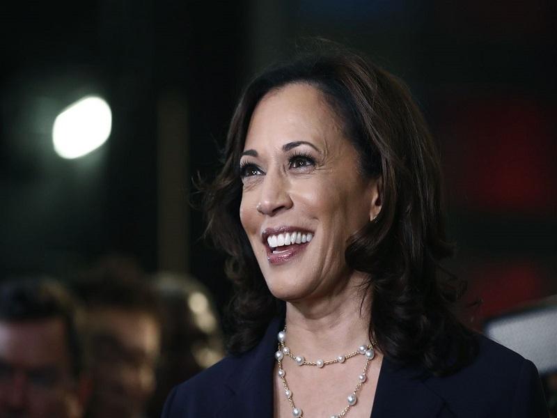 Dem&oacute;cratas oficializan candidatura de Kamala Harris a la vicepresidencia de EU