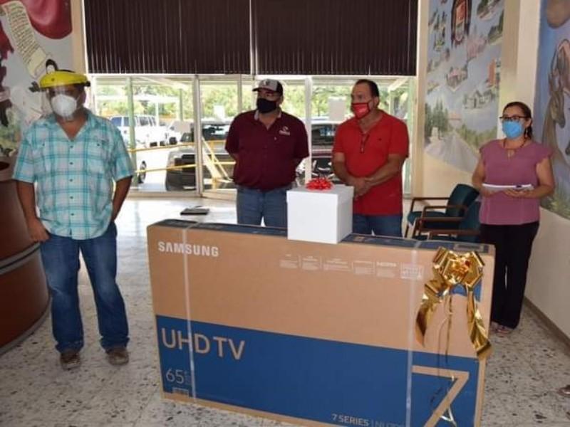 Realizan sorteo de pantalla para contribuyentes cumplidos en Morelos