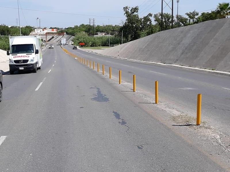 Colocan tubos en vado del bulevar Carranza para evitar que automovilistas den vuelta en u 