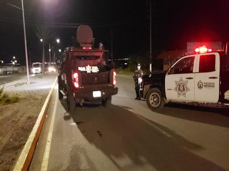 Polic&iacute;as repelen agresi&oacute;n a balazos en Piedras Negras (video)