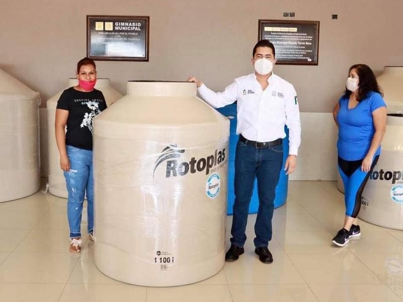 Entrega alcalde Julio Long tinacos a familias de San Juan de Sabinas