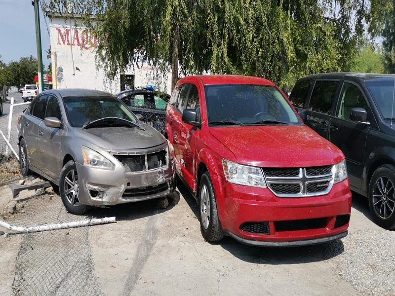 Conductor choca contra lote de autos en Villa de Fuente