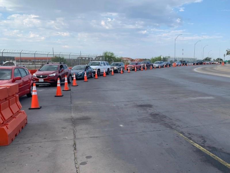 Se registran largas filas por nuevas revisiones de viaje en los puentes internacionales