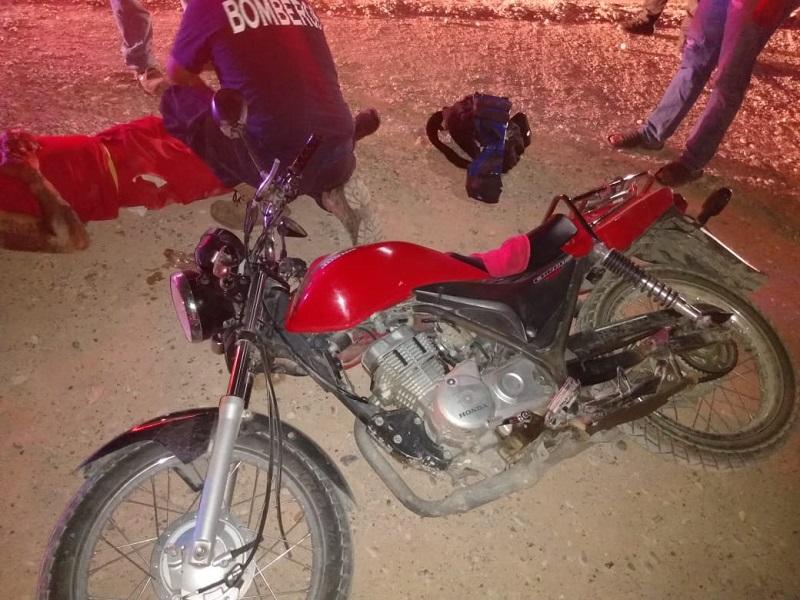 Chocan dos motocicletas en la colonia Villa Real, resultan lesionados ambos participantes