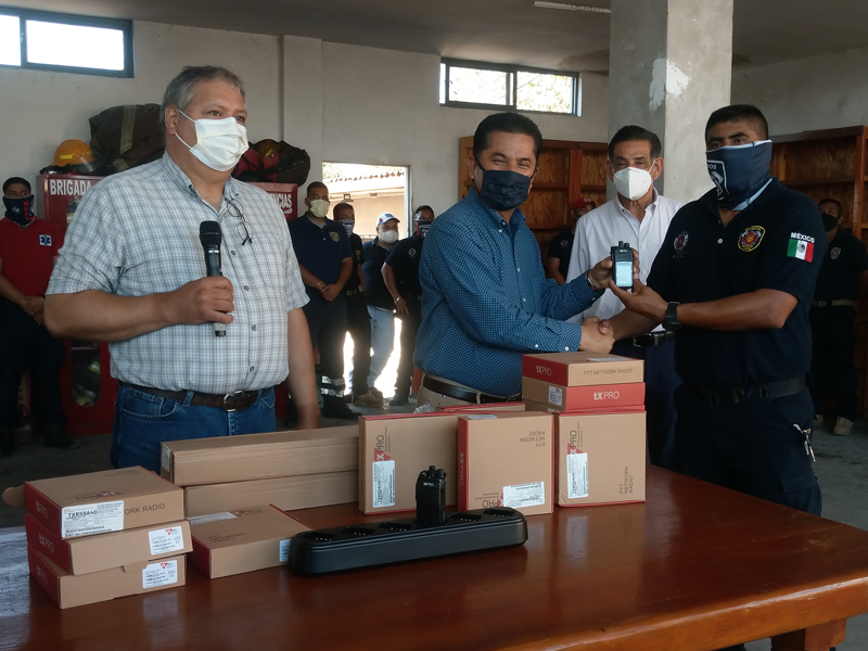 Celebran a bomberos de Acu&ntilde;a con apagadora y equipo de casi 1 mdp (VIDEO)