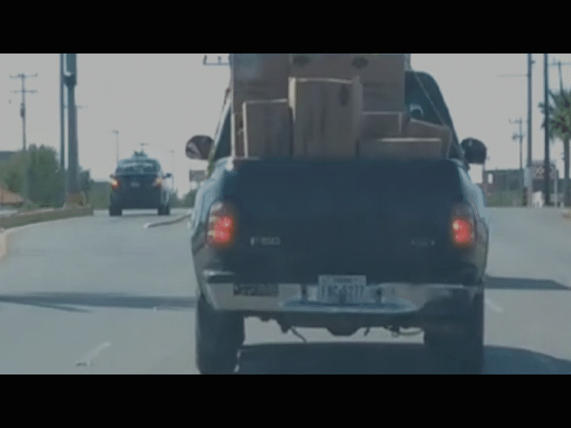 Reparte Educaci&oacute;n &uacute;tiles escolares en veh&iacute;culos chocolate