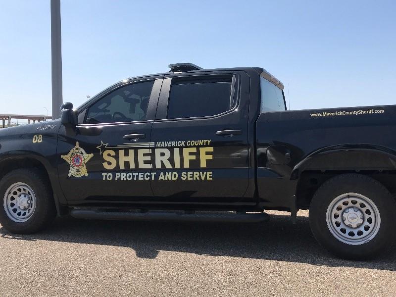 Joven mujer se arroja de auto en movimiento, resulta lesionada