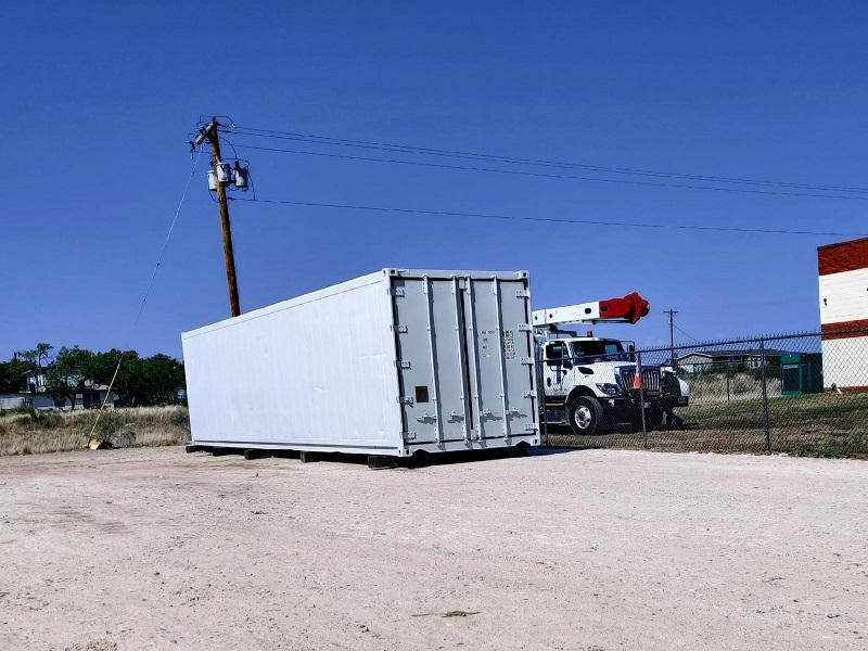 Llega a Eagle Pass la caja de camión refrigerante para cadáveres