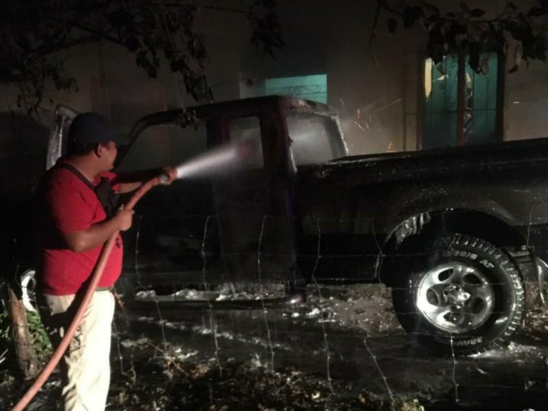 Ardió en llamas una pickup en el municipio de Morelos