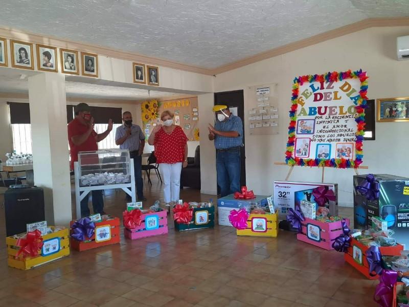 Reparten regalos a los abuelos en su día en el municipio de Morelos