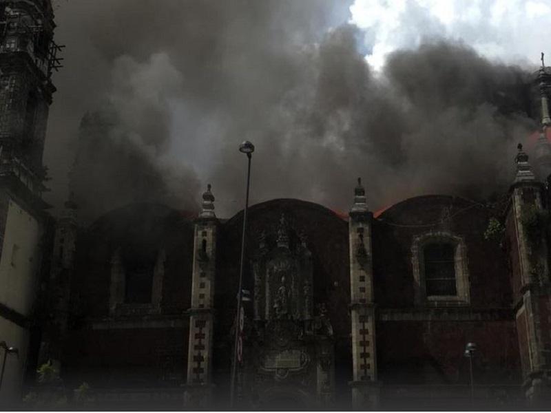 Se reaviva incendio en la iglesia de Santa Veracruz, frente a la Alameda Central (video)