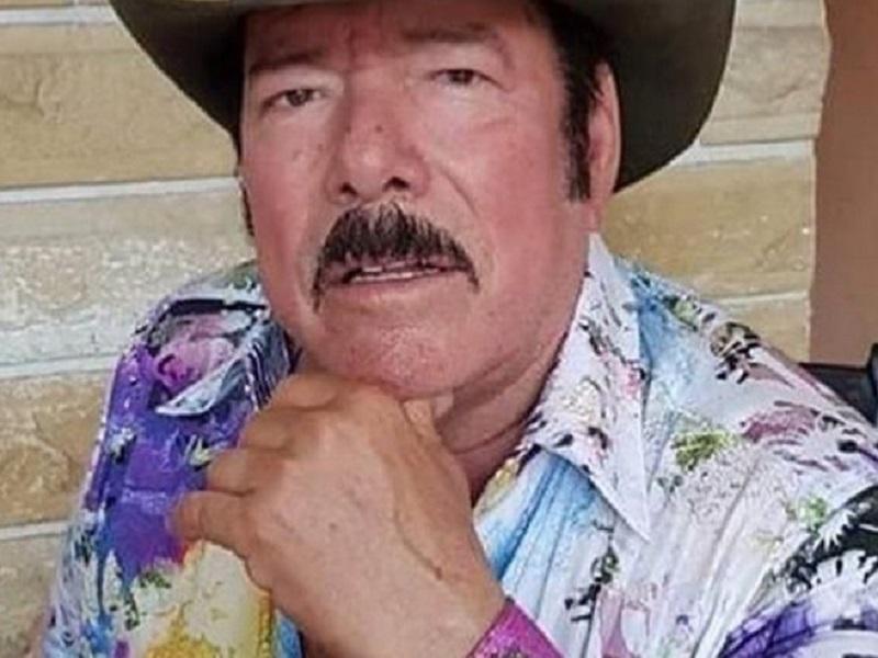 Mejora salud de Lalo Mora, es extubado