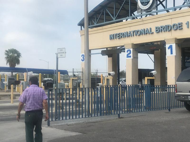 En desacuerdo concejal de Eagle Pass con aumento a tarifas de cruce, pide revisar el tema