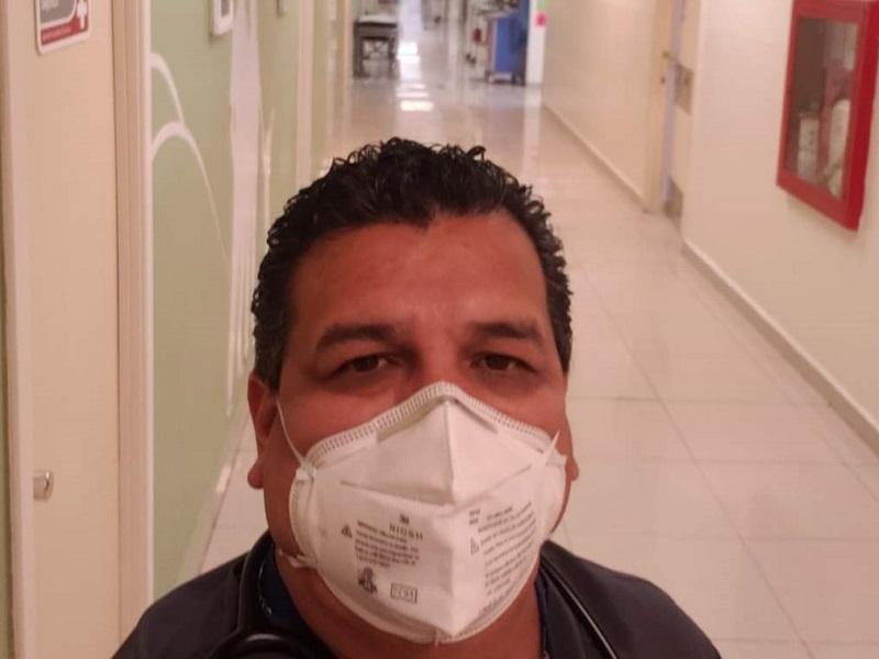 Entre aplausos y l&aacute;grimas dieron el &uacute;ltimo adi&oacute;s al doctor Ra&uacute;l Amaya, quien muri&oacute; a causa del COVID-19 (video)