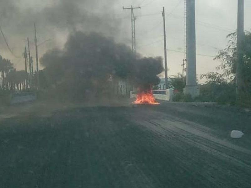 Reciben a General en Reynosa con narcobloqueos