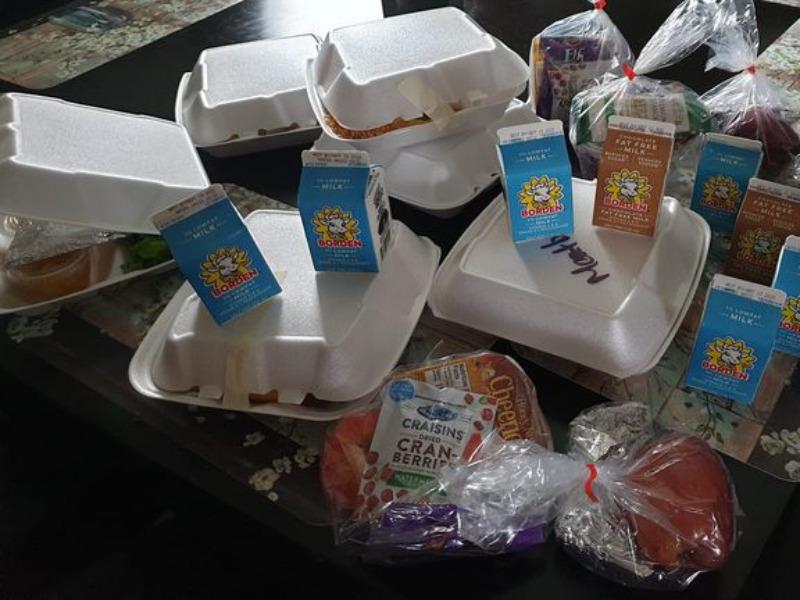 Autobuses escolares distribuyen alimentos para estudiantes que llevan clases desde casa en Eagle Pass (video)